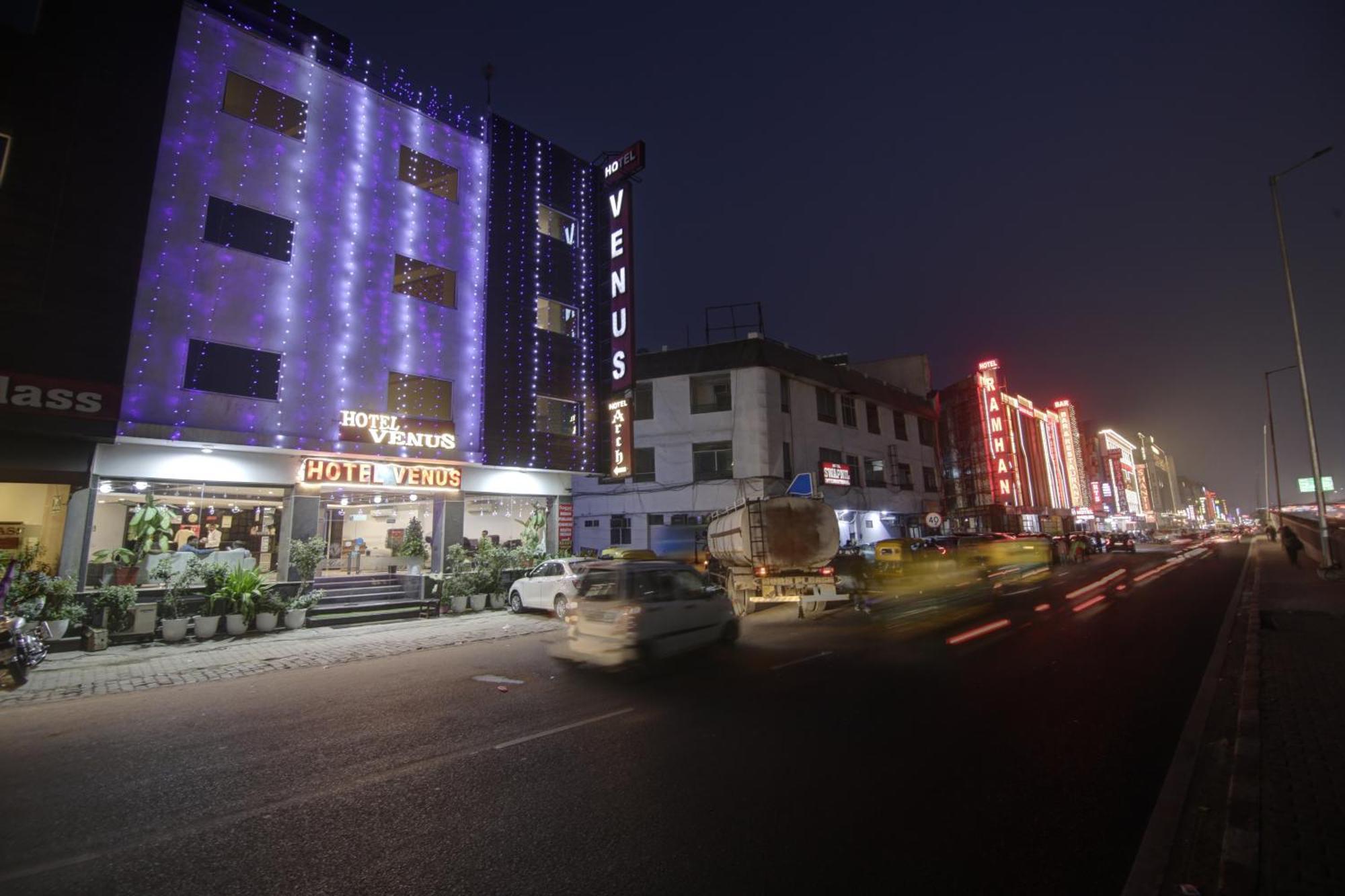 Hotel Venus Plaza New Delhi Exteriör bild